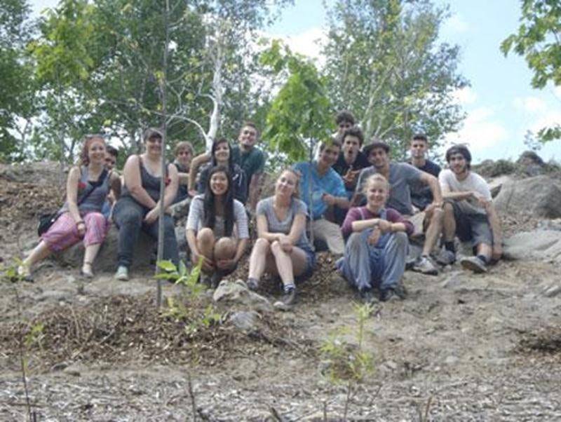 Quinze étudiants du Club Enviero et politique du Cégep de Saint-Hyacinthe ont planté 40 arbres en piémont du mont Saint-Hilaire afin de compenser leurs émissions annuelles de carbone. Selon Émile Grenon Gilbert, membre du Club Enviero et politique du Cégep de Saint-Hyacinthe, plusieurs étudiants se sentent personnellement concernés par les changements climatiques et leurs impacts sur l'environnement. C'est la raison pour laquelle ils ont organisé une journée de plantation en collaboration avec l
