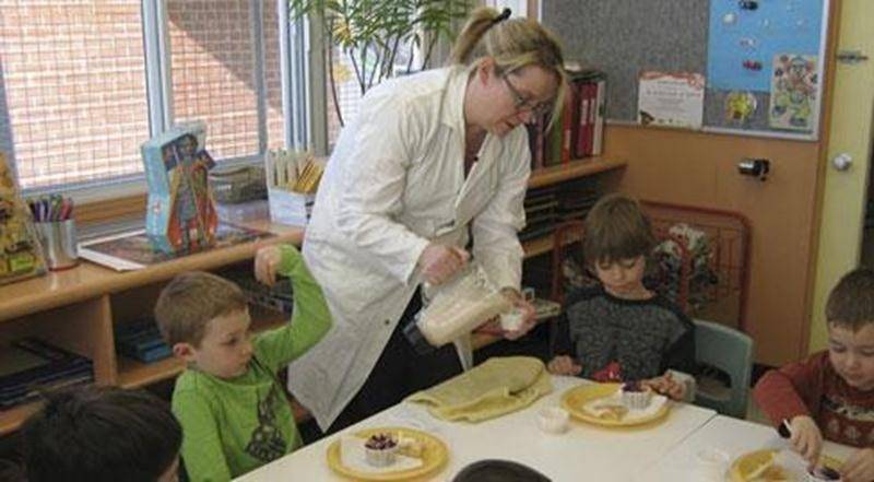 L'Organisme de participation des parents (OPP) de l’école Douville a organisé, encore cette année, une journée nutrition sous le thème « L’art de cuisiner ». À cette occasion, les élèves ont reçu dans leur classe la visite d’un petit groupe de bénévoles qui, équipé d'un laboratoire mobile, cuisinait trois recettes faciles à réaliser, soit un smoothie, une salade de chou rouge et des croustilles de pita. Les élèves ont dégusté avec plaisir et curiosité ces nouveautés culinaires. Ils ont d’ailleur
