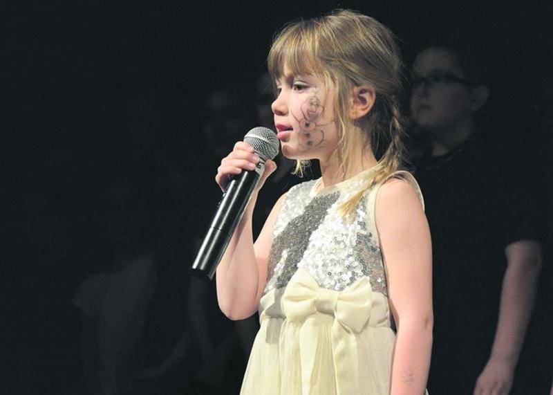 Les moments forts de la grande finale de la quatrième édition de Primaire en spectacles à Saint-Hyacinthe. 1 Les grandes gagnantes représentant l’école Saint-André; 2 Une belle deuxième place pour ce parfait duo de Saint-Pie en compagnie des membres du jury; 3 La troupe de Roxton Falls ne s’est pas laissé intimider en troisième place; 4 Direction Granby pour Audrey-Anne Germain de Sainte-Madeleine; 5 Victoria Laberge et Élyanne Leclerc ont conquis le coeur du public; 6 Les animateurs