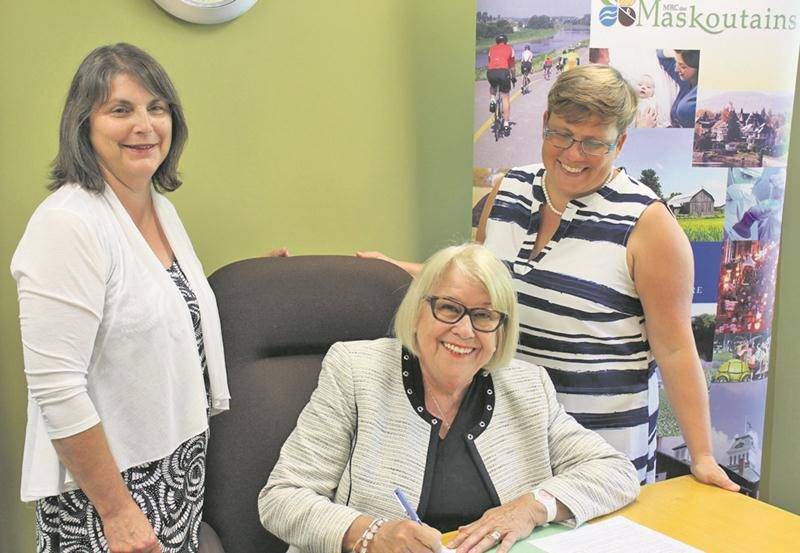 De gauche à droite, Raymonde Plamondon, présidente de la Commission permanente de la famille, Francine Morin, préfet de la MRC des Maskoutains et Sylvie Norris, directrice du Regroupement des organismes communautaires autonomes jeunesse du Québec (ROCAJQ). Crédit : Denyse Bégin