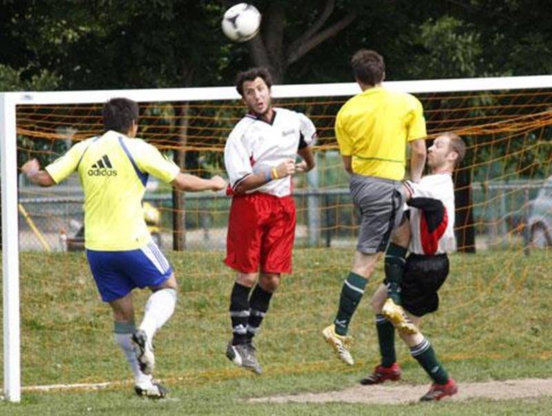 Les 15 et 16 juin se déroulait la 5 e Fête du soccer, une activité réunissant une quinzaine d'équipes de soccer maskoutaines. Ce grand rendez-vous du soccer adulte a pour but de sensibiliser les gens du quartier Assomption à l'importance d'offrir des installations sécuritaires et de qualité aux quelque 200 jeunes qui utilisent les terrains du secteur. Grâce aux sommes amassées cette année, le comité organisateur a renoulevé les chandails de tous les joueurs. Félicitations à l'équipe « Rénovation