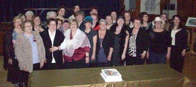 Le 22 février, lors d'un cocktail dînatoire marquant le début des festivités du 90<sup>e</sup> anniversaire de fondation du Cercle de Fermières de Saint-Hugues, on a procédé au tirage des prix offerts pour la vente de billets au profit du Cercle. Les gagnants sont : 1<sup>er</sup> prix, Marie-Ève Caron, de Saint-Hugues, nappe tissée; 2<sup>e</sup> prix, Johanne Veilleux, de Saint-Hugues, peinture; 3<sup>e</sup> prix, Jean Gauthier, de Sainte-Hélène, ensemble de foulard; 4<sup>e</sup> prix, Alain