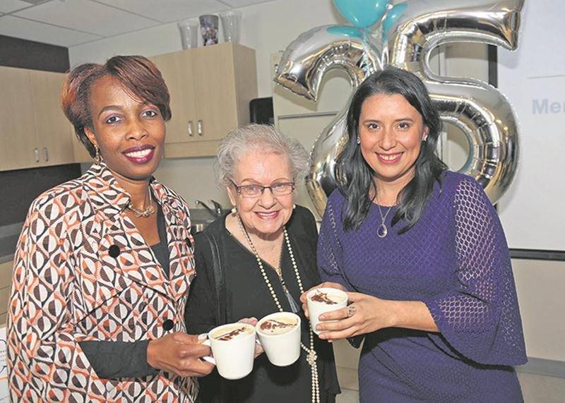 Marie-Myssolle Nelson, membre du conseil d’administration de la Fédération de la famille Richelieu-Yamaska, Lise Grenon, membre fondatrice de la MFM et membre du conseil d’administration, et Lizette Flores, directrice générale de la MFM, invitent la population aux célébrations du 25e anniversaire, dont le 2 février aux Loisirs Bourg-Joli. Photo Robert Gosselin | Le Courrier ©