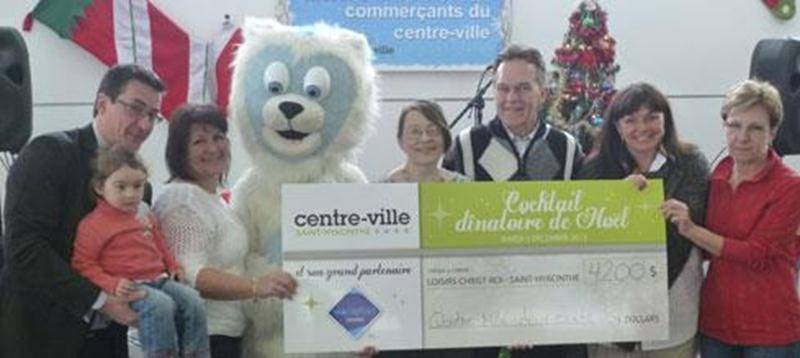 Le dimanche 15 décembre a eu lieu le dîner de Noël des Loisirs Christ-Roi. Pour l’occasion, la SDC centre-ville et son partenaire ViaCapitale Affaires se sont rendus sur place pour remettre à l’organisme un montant de 4 200 $ pour l’achat de cadeaux aux jeunes du quartier. Cette somme a été amassée lors du Cocktail dînatoire des commerçants du centre-ville le mardi 3 décembre. Sur la photo on aperçoit, dans l'ordre habituel, Simon Cusson, de la SDC; Maryse Morin, de ViaCapitale Affaires; la masc