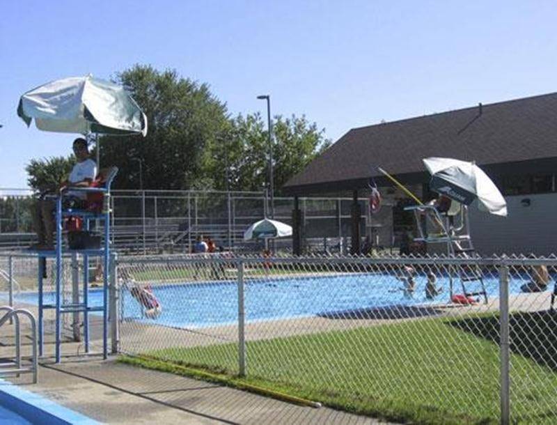La Ville de Saint-Hyacinthe met gratuitement à la disposition des citoyens 8 piscines municipales, 5 pataugeoires et 5 jeux d’eau. Les jeux d’eau sont en fonction dès le début de juin jusqu’en octobre. Jusqu’au 22 juin, les piscines municipales ouvrent de 15 h 30 à 17 h 55. Du 23 juin au 19 août, l’horaire est de 13 h à 17 h 55. Lorsque la température dépasse les 22 degrés, on ouvre en soirée de 18 h 30 à 19 h 55. Pour plus de sécurité, il est important que les enfants soient accompagnés d’adult