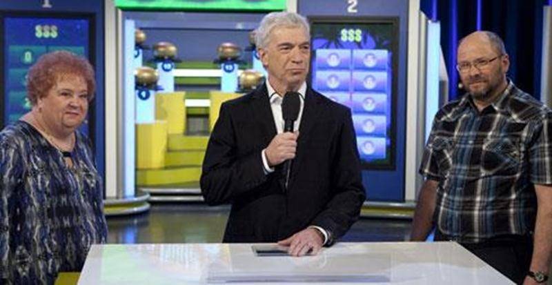 Lors de l’émission La Poule aux oeufs d’or, diffusée le mercredi 13 mars, Bertrand Bazinet, de Saint-Hyacinthe, a remporté au total 35 500 $. Sur la photo, l’heureux gagnant est en compagnie de l’animateur Guy Mongrain (au centre) et de Diane Vignola, de Laval, qui a mis la main sur 30 500 $.