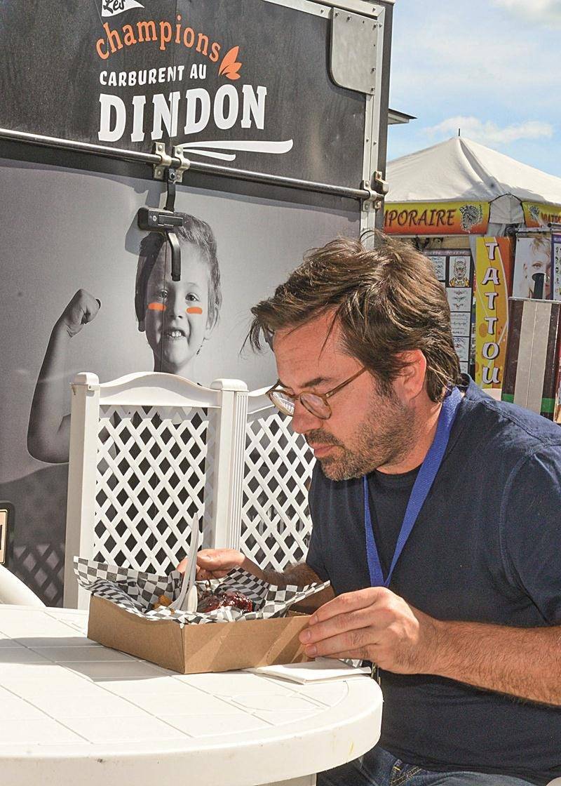Benoit Roberge a savouré une poutine au pilon de dindon au kiosque Dindon du Québec lors de son passage à l’Expo agricole. « Le pilon était énorme, on se sentait comme dans les Pierrafeu », a-t-il illustré. Photo François Larivière | Le Courrier ©
