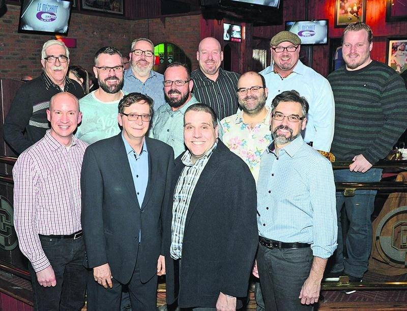 À la table du président d’honneur Martin Bourassa, on a pu apercevoir l’homme fort Mike Sanders aux côtés de Luc Brodeur Jourdain, des Alouettes de Montréal (en haut à l’extrême droite), l’humoriste Laurent Paquin (au centre à droite), le conférencier 2016 André Cournoyer (au centre à l’avant) à la droite du rédacteur en chef et éditorialiste du COURRIER. Photo François Larivière | Le Courrier ©