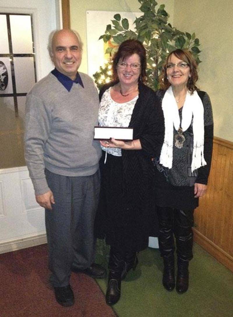 Lors du souper de Noël de Publi-encarts, on a profité de l'occasion pour souligner les 25 années de service de Yolaine Bourgoin. Elle a reçu un bracelet en or de la part de DBC Communications. Sur la photo on reconnaît, Claude Gaudreau, directeur du tirage; Yolaine Bourgoin et Lyne Lemieux, responsable de Publi-encarts.