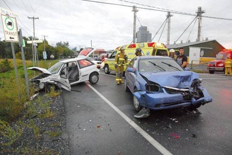 Une collision est survenue à l'angle du chemin de la Rivière et du rang Bas-de-la-Rivière, mardi, vers 18 h, à Saint-Damase. La conductrice d'un premier véhicule a subi des blessures importantes, mais on ne craint pas pour sa vie. Elle aurait omis de s'immobiliser à un arrêt obligatoire, percutant l'autre voiture. Un jeune enfant se trouvant dans le second véhicule a été transporté à l'hôpital pour traiter quelques blessures. Le conducteur et un autre enfant de la même voiture n'ont subi aucune