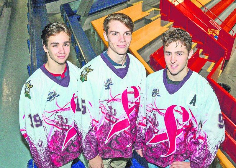 Sur la photo, on aperçoit les attaquants Alexandre Caron, Charles Ouellet et Elliot Desnoyers posant fièrement avec le gilet spécial que les Gaulois porteront dans le cadre de la journée en rose au profit de la Société canadienne du cancer présentée au Stade L.-P.-Gaucher le 21 octobre. Photo François Larivière | Le Courrier ©