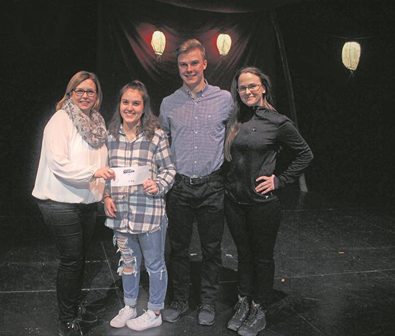 De gauche à droite : Geneviève Despars, régisseuse; Maylie Richard, récipiendaire du 2e prix; Charles Laganière, représentant de Coopsco Saint-Hyacinthe, et Cathleen Rouleau, humoriste et représentante du jury. Photo Catherine Fasquelle