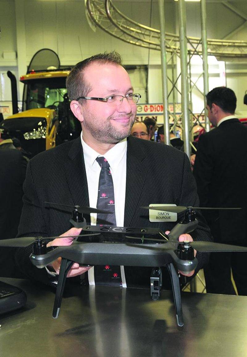 Un premier drone dédié exclusivement au milieu agricole a été présenté au Salon de l’agriculture. Équipé de deux caméras, ce petit appareil dispose d’une autonomie de 20 minutes et peut voler sous des vents de 40 km/h. Ce drone permet à son utilisateur de détecter les mauvaises herbes, d’évaluer les taux de semis ou encore de surveiller un troupeau. Photo François Larivière | Le Courrier ©