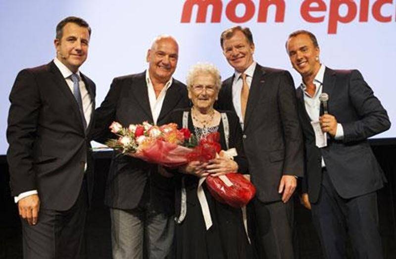 Le 27 août, Métro a célébré la fidélité d'une cliente toute spéciale. Mme Thérèse Deslauriers, de Sainte-Madeleine, a été déclarée plus vieille cliente Métro au Québec. Âgée de 98 ans, Mme Deslauriers, que tout le monde à Sainte-Madeleine appelle affectueusement « Ma Tante Thérèse », a reçu une ovation debout des quelque 1 200 personnes de Métro réunies au Palais des Congrès de Montréal pour le lancement de la publicité 2012-2013. Après un transport VIP en limousine, Mme Deslauriers a reçu un bo