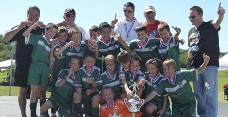 Le FC Saint-Hyacinthe U12A masculin a remporté le titre de la Coupe de l'Outaouais, disputée les 21 et 22 juillet à Gatineau. La formation a présenté une fiche totale de quatre victoires et une seule défaite durant le tournoi. Sur la photo, de l'arrière à l'avant, les entraîneurs Yves Caron, Nicolas Hébert et Julien Pinsonneault, avec les membres de l'équipe U12 A, Jérémie Larivée, Vincent Hébert, David Gajic, Nathan Roy, Ershad Abdul-Qayum, Jacob Labonté, Kévin Verdon, Thomas Caron, Jérémy Gagn