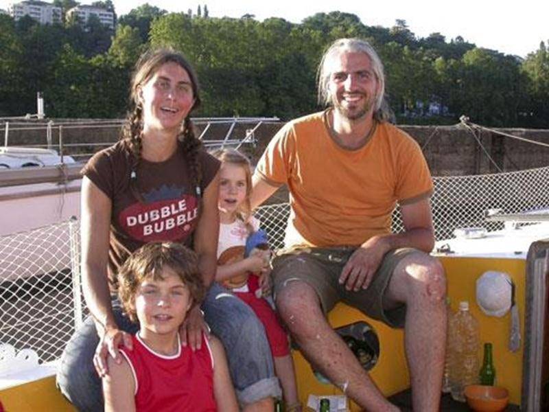 Les Aventuriers Voyageurs présenteront leur nouveau film : 1 voilier, 2 ans, 3 continents le jeudi 8 novembre, à 19 h, au Cinéma 8 de Saint-Hyacinthe. Deux ans de voyage en famille et en voilier, de la France au Québec par la route des alizés, à travers des pays aussi variés que le Maroc, les Canaries, le Cap-Vert ou les Antilles. C'est ce que vous proposent de vivre tout au long de ce film Ghislain et Marie-Hélène, couple franco-québécois, accompagnés de leurs deux enfants de trois et neuf ans.