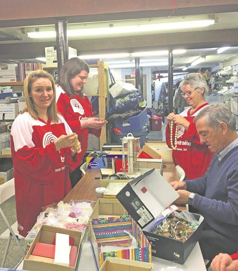 L’escouade de Centraide Richelieu-Yamaska a passé du temps aux Trouvailles de l’Abbé Leclerc à Saint-Hyacinthe pour démêler et classer des centaines de bijoux offerts par les citoyens.
