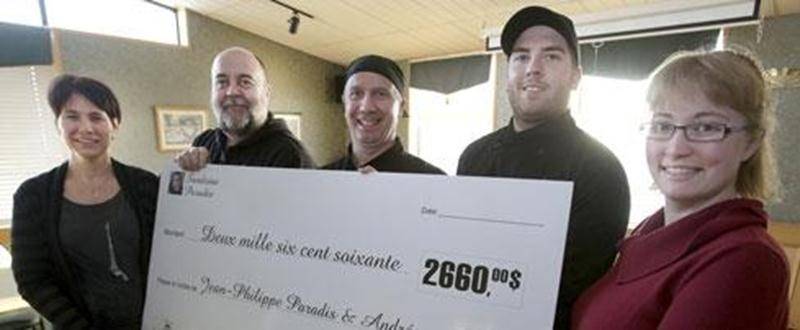 Le souper-bénéfice tenu au Restaurant Lussier, le 24 janvier, afin d'aider la famille de Sandrine Paradis s'est transformé en une soirée hommage pour la jeune Maskoutaine décédée le 19 janvier. D'après Benoît Lussier (au centre), propriétaire du restaurant, la date « était un peu mal placée », car les funérailles de la jeune femme de 23 ans avaient lieu au même moment. « Ce fut très sobre et sensible comme soirée », a indiqué M. Lussier. Malgré les tristes circonstances, la participation des 200