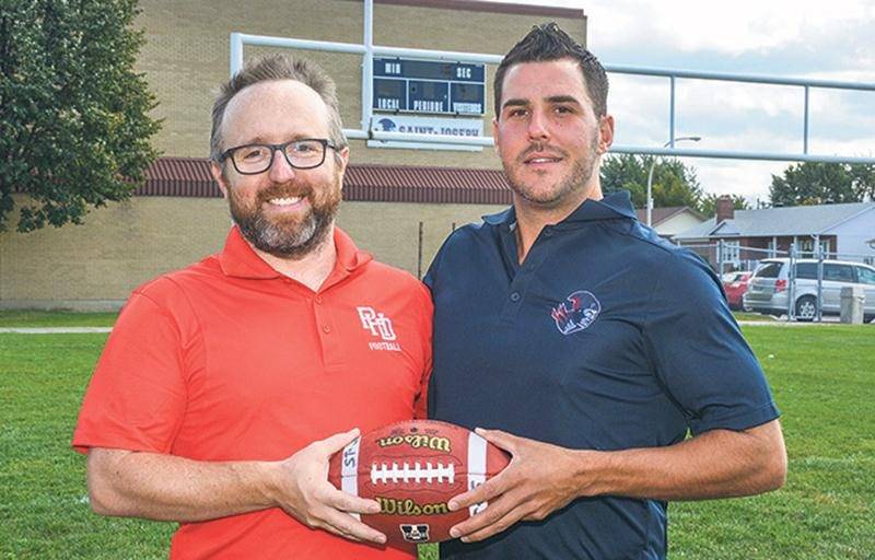 Les deux équipes maskoutaines de football juvénile s’affronteront vendredi pour couronner le vainqueur de la Coupe de football de Saint-Hyacinthe. Sur la photo, les entraîneurs en chef des deux clubs, Sébastien Blanchette (Drakkar) et François Laperrière (Patriotes). Photo François Larivière | Le Courrier ©
