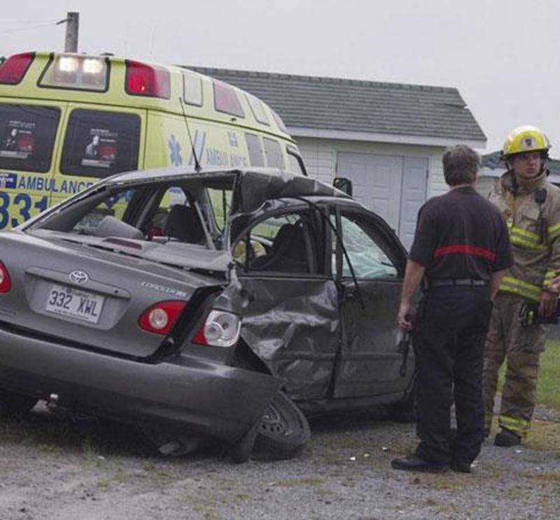 Une conductrice âgée dans la vingtaine a perdu le contrôle de son véhicule mardi matin vers 7 h 30 sur le 2 e rang à Saint-Hyacinthe. Dans sa course, elle est allée percuter une voiture garée dans une entrée de maison. Seule la conductrice a subi des blessures mineures. La vitesse serait en cause selon les premiers constats faits par les policiers. La jeune femme a été transportée à l'hôpital pour soigner ses blessures.