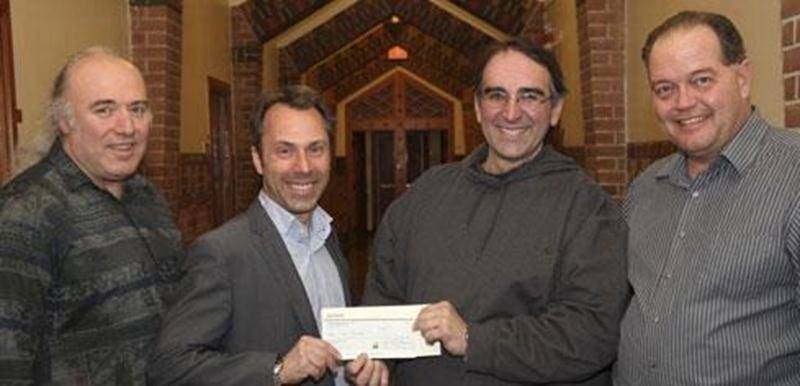 Le tirage annuel au profit de la Fondation de la Maison L'Alcôve a une fois de plus remporté un vif succès, en amassant la somme de 45 400 $. Le premier prix de 10 000 $ a été remporté par Éric Campbell, qui a fait preuve d'une grande générosité en remettant le montant intégral à la Fondation. Il pose en compagnie de Serge Léger, intervenant à la Maison l’Alcôve et vendeur du billet gagnant, du président d’honneur du Tirage, l'architecte Pierre Goyette, et François Laurence, président de la Fond