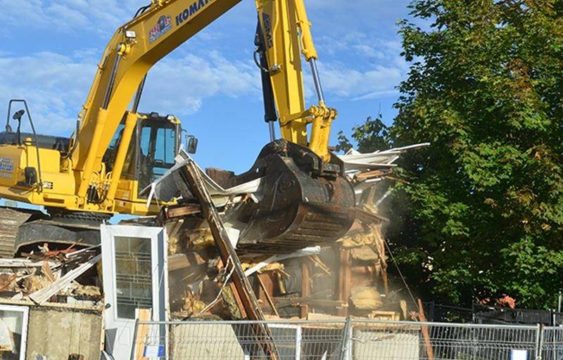Après des travaux préparatoires, la démolition a réellement commencé ce mercredi sur la rue Marguerite-Bourgeoys au centre-ville. Photo François Larivière | Le Courrier ©