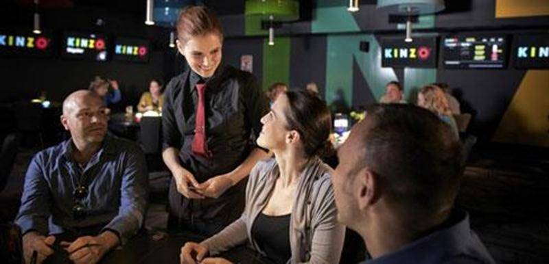 Dès le 21 août, le nouveau concept de divertissement Kinzo arrivera au Billard Le Tux, boulevard Choquette,à Saint-Hyacinthe. Pour jouer au Kinzo, il suffit de se procurer un billet, au coût de 2 $, comprenant 15 numéros répartis sur trois lignes. Chaque billet offre deux possibilités de gagner. Tout d’abord, le premier joueur qui complète cinq numéros sur une même ligne remporte le premier jeu. Ensuite, le jeu se poursuit jusqu’à ce qu’un joueur ait coché les 15 numéros de son billet pour couri