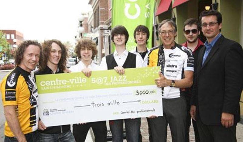Le comité des professionnels du centre-ville de Saint-Hyacinthe a remis un chèque de 3 000 $ à la Fondation Centre de cancérologie Charles-Bruneau. Sur la photo, de gauche à droite : Jean-Yves Tremblay; les membres du groupe Jazz The Straw Hats composé de Tristan Tremblay, Francis Gaudreault, Gabriel Kirouac, Philippe Larocque, Gabriel Ashkinadze; Alain Robert et Simon Cusson.
