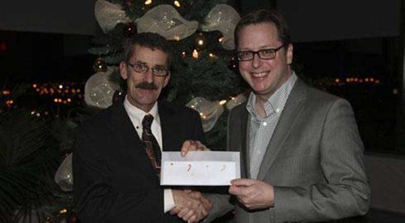 Benoit Chartier, éditeur du Courrier de Saint-Hyacinthe, a profité des célébrations de Noël organisées à l'intention des employés pour souligner comme il se doit les 25 ans de services de Jean St-Sauveur, livreur chez DBC Communications. Félicitations!