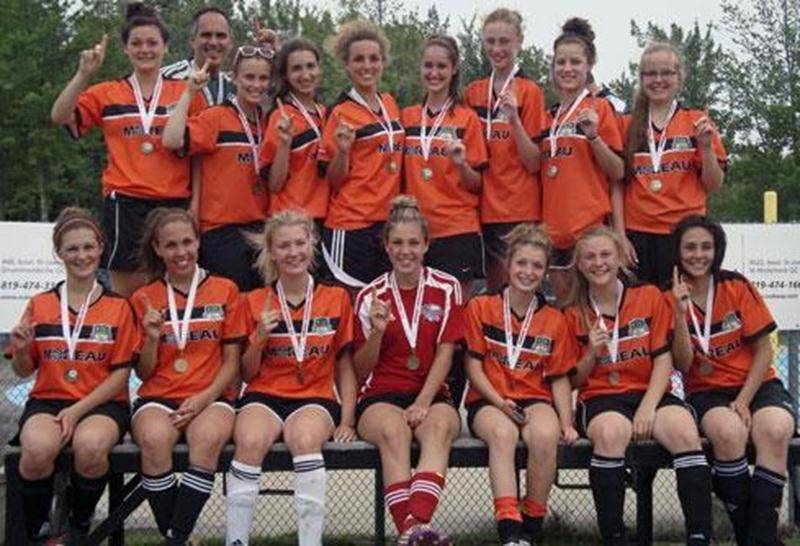 L'équipe féminine U15-16 de Douville a écrasé chaque adversaire qu'elle a dû affronter au tournoi de soccer de Drummondville en enfilant cinq victoires en autant de rencontres face à Drummondville, Québec, Repentigny et deux formations de Sherbrooke. Les joueuses maskoutaines ont inscrit un total de 20 buts et n'en ont accordé qu'un seul tout au long du tournoi, signant quatre victoires par blanchissage.