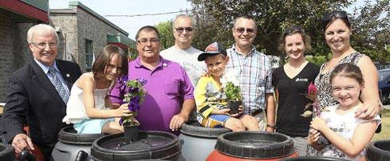 Dans le cadre de ses initiatives environnementales, la Ville de Saint-Pie s'est vue remettre, par le biais du Fonds Éco IGA, une subvention matérielle de 70 barils récupérateurs d'eau de pluie. La distribution de ces barils s'est effectuée le 3 juillet au terrain des loisirs de Saint-Pie. Les citoyens ont de plus reçu une fleur annuelle dans un petit pot préparé par les enfants du camp de jour. Sur la photo, de gauche à droite : Émilien Pelletier, député de Saint-Hyacinthe; Pierre St-Onge, maire