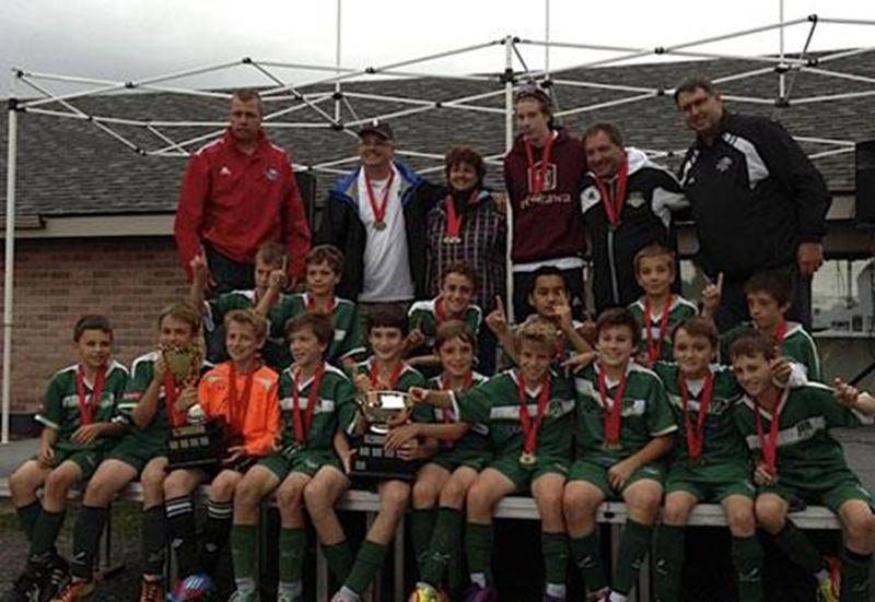 Le FC Saint-Hyacinthe U 12 A masculin a remporté les séries de championnat contre Granby avec une victoire de 5 à 1 en finale. L'équipe a donc mis un terme à une saison remplie de succès. En 15 parties, elle n'a subi la défaite qu'une seule fois, enregistrant 14 victoires. Le U 12 A participera à la Coupe des Grands A à Saint-Hyacinthe le 21 septembre.