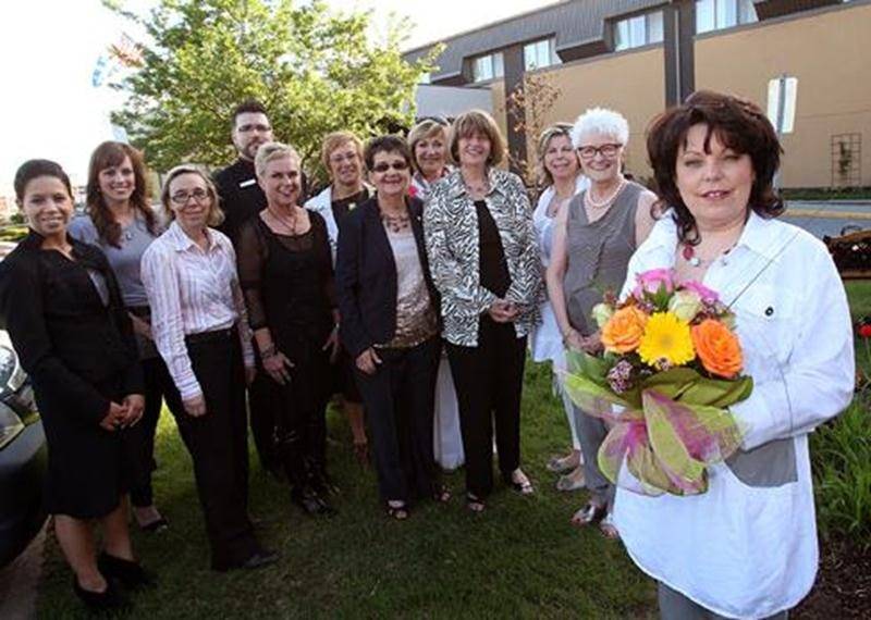 Le 26 avril, la Société canadienne du cancer tenait, pour la 8<sup>e</sup> année consécutive, son souper du « Mardi de Filles » à l’Hôtel des Seigneurs. Un total de 1024 femmes se sont réunies pour la même cause. Céline Desroches a remporté le grand prix de la métamorphose. Sur la photo, on aperçoit les membres du comité organisateur, les commanditaires de la Journée Métamorphose et la gagnante. Au premier plan : Céline Desroches. Première rangée, de gauche à droite : Stéphanie Destrempes, Anik