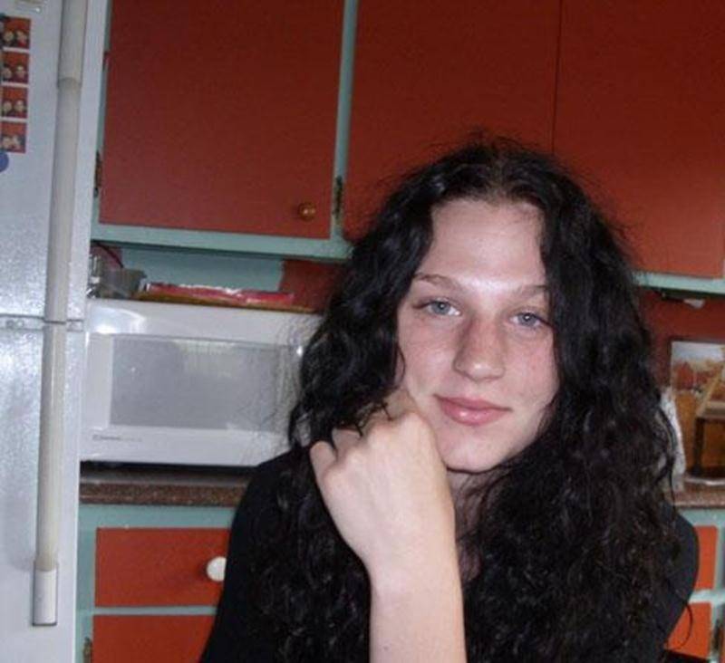 La Sûreté du Québec est à la recherche de Jacynthe Gallant, une jeune Maskoutaine de 17 ans portée disparue depuis deux semaines. Elle a été vue pour la dernière fois le 7 août, vers 18 h 15, à Saint-Hyacinthe. L'adolescente avait indiqué avoir trouvé un travail à l’exposition agricole. Elle portait des jeans bleus et un sac à dos. La jeune fille mesure 1,65 m, pèse 59 kg, a les yeux bleus et porte les cheveux noirs, longs et frisés. Elle circule sur un vélo de montagne gris-vert et pourrait êtr