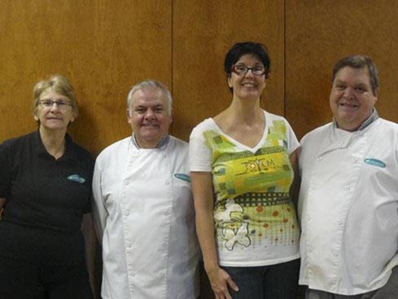 La direction de Coopsco Saint-Hyacinthe a reconnu la contribution importante de quatre membres de son personnel lors d'une fête hommage. La direction et toute l’équipe a ainsi souligné le travail et le dévouement de Denise Jacques, aide alimentaire, 20 ans de service à la cafétéria au Cégep de Saint-Hyacinthe; André Rochefort, cuisinier, 35 ans de service à la cafétéria; Denise Raymond, caissière, 25 ans de service à la librairie; et Jacques Morrisseau, cuisinier, 35 ans de service à la cafétéri