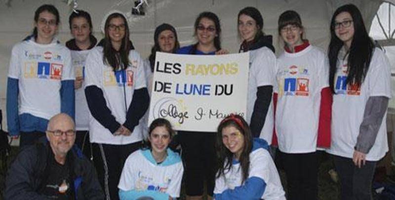 Le Collège Saint-Maurice était encore une fois bien représenté au Relais pour la vie de la Société canadienne du cancer, à Saint-Hyacinthe, le 7 juin dernier. Jeanne Esquilat, 3 e secondaire, a pris la capitainerie de l’équipe des « Rayons de lune » qui a bravé la pluie et le froid lors de cet évènement rassembleur. Bravo à Jeanne et à son équipe!