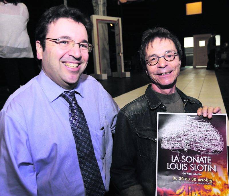 Claude Germain et Réal Plante, respectivement président et vice-président du Club d’astronomie maskoutain, présentent la nouvelle programmation du Congrès de la Fédération des astronomes du Québec, dont fait partie la pièce de théâtre La sonate Louis Slotin de Paul Mullin. Photo Robert Gosselin | Le Courrier ©