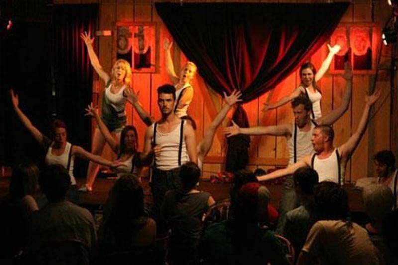 Désireux de lancer leur carrière artistique en grand, les 14 finissants 2011 de l'École de théâtre du Cégep de Saint-Hyacinthe ont mis sur pied un projet de stage intitulé Proj'acteur dans le cadre duquel les étudiants ont élaboré un spectacle de rue, <em>En Quincontes</em>, inspiré du folklore québécois pour un public européen. Avec ce projet unique, les étudiants se sont classés parmi les finalistes de la catégorie Arts, Lettres et Culture du Gala Forces AVENIR, qui sera animé par Stéphane Bur