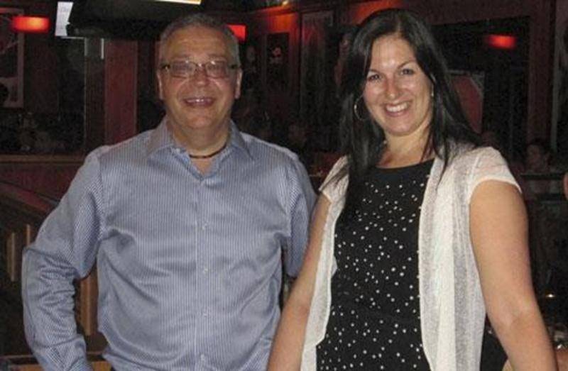 MADH, Maison alternative de développement humain, organisme d’hébergement en santé mentale, a tenu son premier souper-bénéfice le 6 juin au restaurant La Cage aux sports. Grâce à ce premier souper-bénéfice et aux autres dons recueillis, MADH a ramassé la somme de 2 175 $. Sur la photo on reconnaît, Benoît Labbé, président du conseil d’administration de MADH; et Marie-Claude Morin, députée fédérale de Saint-Hyacinthe-Bagot, présidente d’honneur du souper-bénéfice.