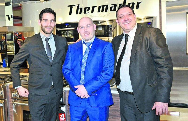 Les conseillers du département des électroménagers n’ont pas chômé. Parlez-en à Patrick Mirijello, Robin Belval, conseiller Électroménagers Saint-Hyacinthe, et Stéphane Gagnon, conseiller Électroménagers Laval. Photo François Larivière | Le Courrier ©