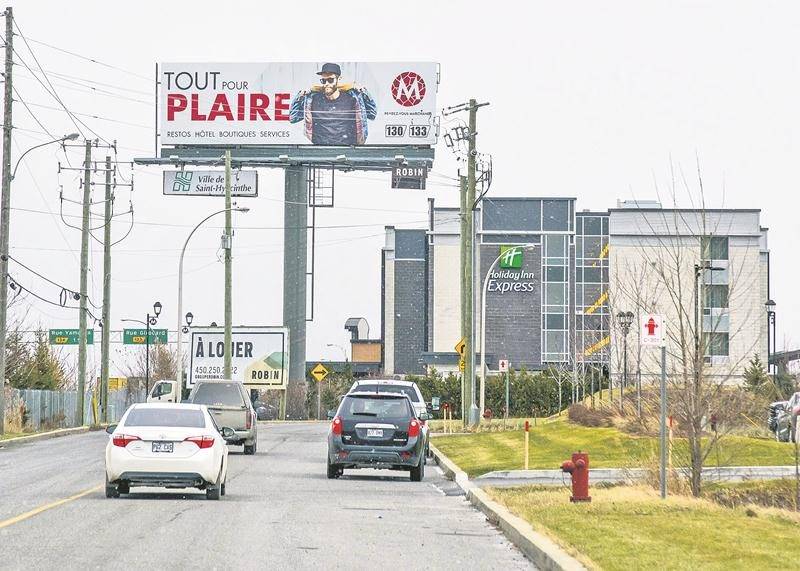 La Ville revient également avec l’idée d’installer un panneau d’affichage électronique en bordure de l’autoroute 20, avec la participation d’un partenaire privé qui assumerait 50 % de la facture. Photo François Larivière - Le Courrier