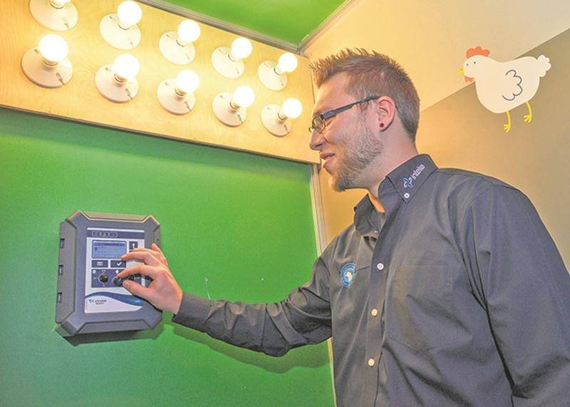 L’entreprise Intelia de Joliette commercialise un appareil capable de contrôler l’éclairage d’un poulailler. Cette unité de contrôle permet de modifier de 0 à 100 % l’intensité de l’éclairage sans provoquer de scintillement. Un éclairage sans scintillement assure des oiseaux plus calmes et en meilleure santé.