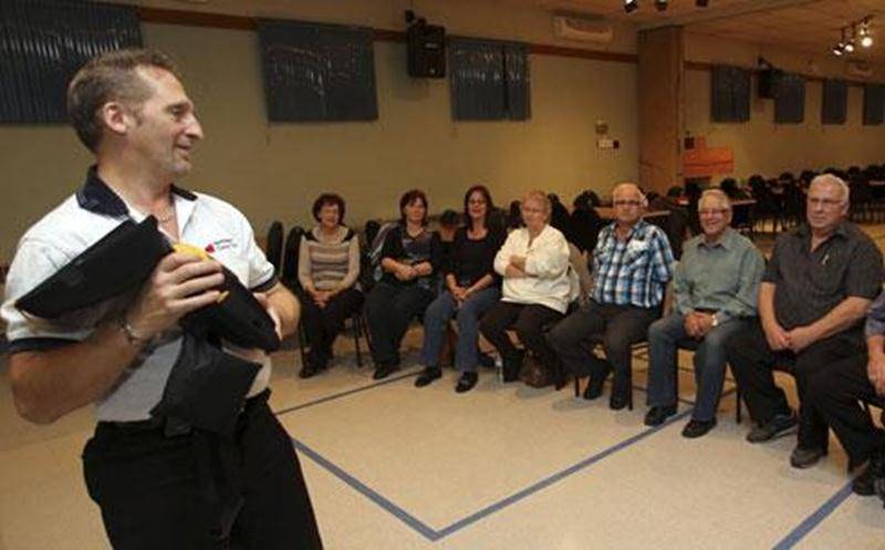 Grâce à la générosité de la Fondation cardio-montérégienne, les premiers répondants de Saint-Valérien ont maintenant accès à un défibrillateur. L'appareil a été installé au centre communautaire, rue Principale. Une formation a été offerte aux représentants de tous les organismes qui fréquentent régulièrement l'endroit. Grâce à cette initiative, ils seront en mesure de réagir rapidement en cas d'urgence.