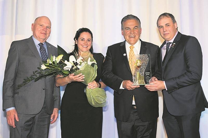 Jean Fontaine, président de Jefo, est ici entroué d’André Cécyre, président du Salon de l’agriculture, de son épouse, Cristel Bonin, et de Ghislain Gervais, président d’honneur du Gala Cérès et président de La Coop Fédérée. Photo : Patrick Roger Photographe