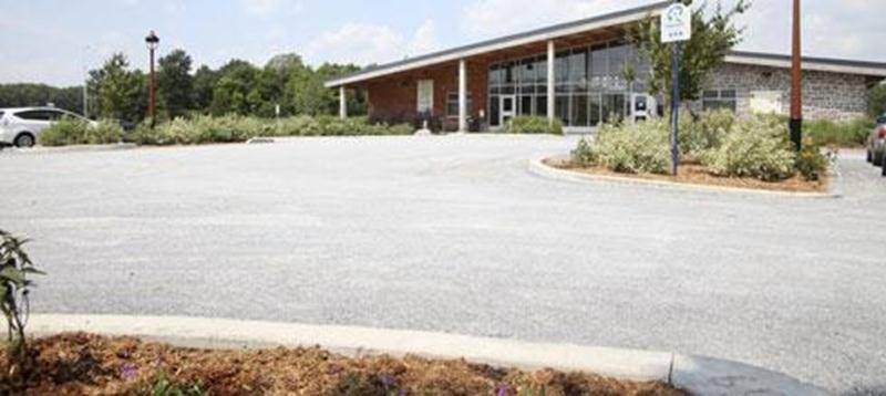 Le stationnement du parc Les Salines a été récemment remis en bon état. La Ville a procédé à la mi-juillet à des travaux de nivellement tout en appliquant à sa surface une mince couche de poussière de roche. L'opération a coûté 9 000 $. Insatisfaite des travaux exécutés par Infrastructure Rive-Sud (contrat de 1 165 404 $) selon les plans d'Objectif Paysage (contrat de 68 370 $), la Ville a demandé ce printemps à un ingénieur-conseil de Québec, Louis Dumont, de procéder à des vérifications dans l