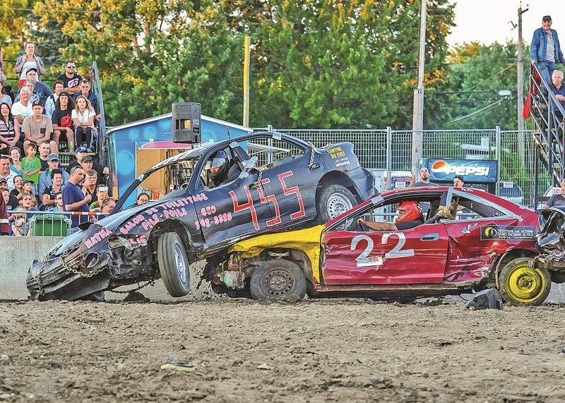 Le Super derby de démolition demeure une activité phare de l’Expo. Plusieurs accrochages spectaculaires font partie du spectacle au grand plaisir des amateurs du genre. Photo François Larivière | Le Courrier ©