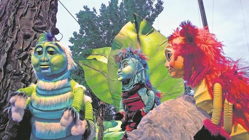 Cinq représentations supplémentaires des « Géants de l’Étang » ont été ajoutées à la fin août par le Théâtre de la Dame de Cœur, qui présente cette pièce pour une seconde année. (photo courtoisie Théâtre de la Dame de Cœur)