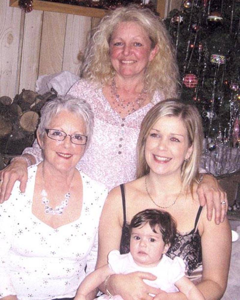 La petite Nilia, 2 mois, dans les bras de sa mère Jennyfer Ouimet, de Saint-Jean; est entourée de sa grand-mère Lucie Ouimet, de Mont-St-Grégoire; et de son arrière-grand-mère Madeleine Blais Ouimet, de Saint-Pie.