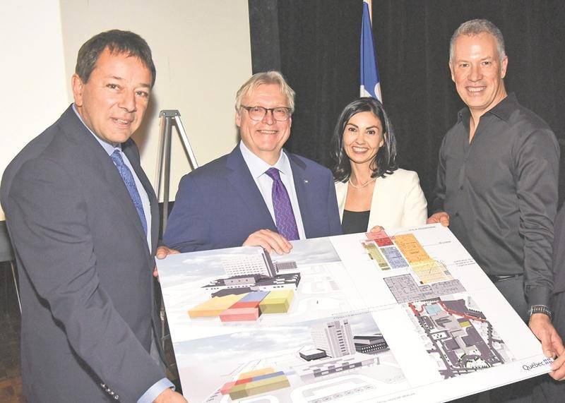 Le Dr Robert Patenaude, le ministre de la Santé Gaétan Barrette, la députée de Saint-Hyacinthe Chantal Soucy et le Dr Jocelyn Dodaro lors de l’annonce de l’agrandissement de l’urgence, en décembre 2016. Photo François Larivière | Le Courrier ©