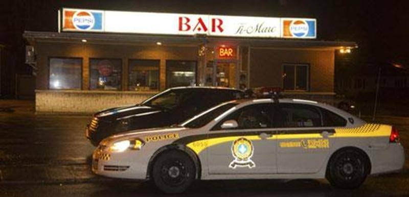 Le bar-cantine Ti-Marc situé sur le boulevard Laframboise dans le secteur Saint-Thomas-d'Aquin à Saint-Hyacinthe a été le théâtre d'un vol à main armée dans la nuit de dimanche à lundi. Peu après minuit, un individu serait entré à l'intérieur avec une arme à feu en exigeant le contenu du tiroir-caisse. Il a par la suite pris la fuite avec l'argent. Personne n'a été blessé lors du vol. Le Service d'identité judiciaire s'est rendu sur place, mais aucun suspect n'a été appréhendé jusqu'à maintenant